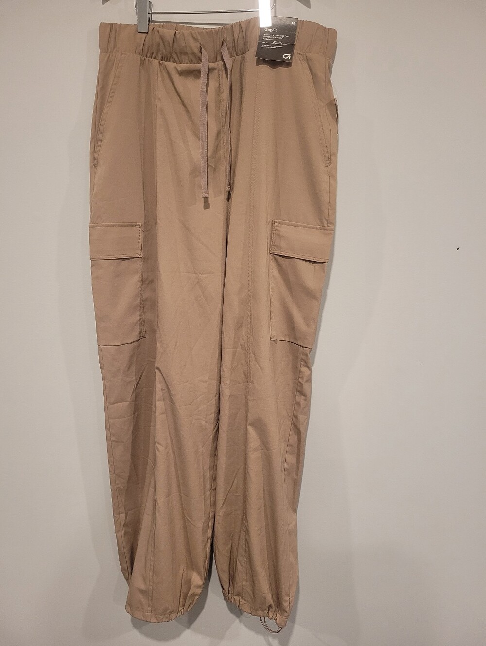 NWT GapFit Runaround Parachute Pants Tan Taupe Brown Size M Athleisure - Picture 2 of 11